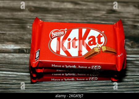 Cairo, Egitto, novembre 7 2022: KitKat, una confezione di cialda di wafer ricoperta di cioccolato creata da Rowntree's di York, Regno Unito, ed è ora prodotto glo Foto Stock