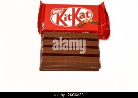 Cairo, Egitto, novembre 7 2022: KitKat, una confezione di cialda di wafer ricoperta di cioccolato creata da Rowntree's di York, Regno Unito, ed è ora prodotto glo Foto Stock