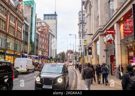 Londra, Kensington- Novembre 2022: Scena della via dello shopping di Londra su Kensington High Street Foto Stock