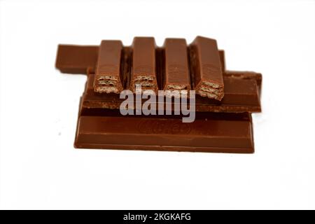 Cairo, Egitto, novembre 7 2022: KitKat, una confezione di cialda di wafer ricoperta di cioccolato creata da Rowntree's di York, Regno Unito, ed è ora prodotto glo Foto Stock