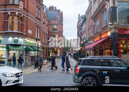 Londra, Kensington- Novembre 2022: Scena della via dello shopping di Londra su Kensington High Street Foto Stock