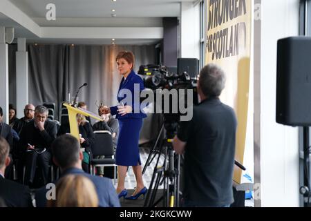 Il leader e primo ministro scozzese Nicola Sturgeon pubblica una dichiarazione all'Apex Grassmarket Hotel di Edimburgo a seguito della decisione dei giudici della Corte Suprema britannica di Londra che il Parlamento scozzese non ha il potere di indire un secondo referendum sull'indipendenza. Data immagine: Mercoledì 23 novembre 2022. Foto Stock