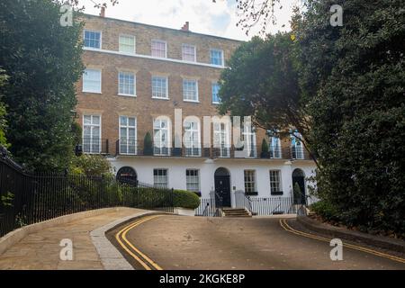 Strada terrazzata di belle case georgiane a Kensington-Londra ovest Foto Stock