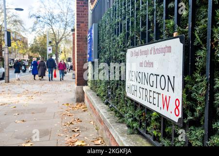 Londra - Novembre 2022: Cartello stradale Kensington High Street W8, una strada esclusiva di negozi e ristoranti. Foto Stock