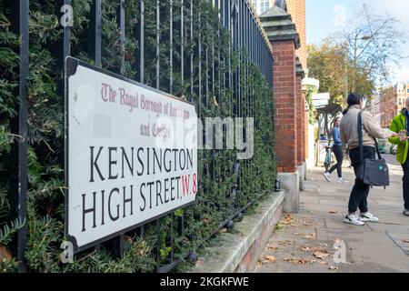 Londra - Novembre 2022: Cartello stradale Kensington High Street W8, una strada esclusiva di negozi e ristoranti. Foto Stock