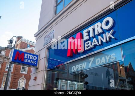 Londra - Novembre 2022: Metro Bank - una banca britannica di vendita al dettaglio e commerciale Foto Stock