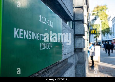 Londra - Novembre 2022: Cartello Kensington High Street sulla Lloyds Bank Foto Stock
