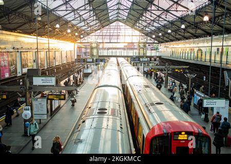 Londra - Novembre 2022: Earls Court Station, una trafficata stazione della metropolitana di Londra nel sud-ovest di Londra Foto Stock