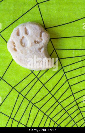 Piccolo Halloween tema tutto il burro shortbread biscotto ghoul ghoul ghost biscotto biscotto su tovagliolo verde di Halloween serviette Foto Stock