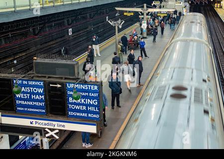 Londra - Novembre 2022: Earls Court Station, una trafficata stazione della metropolitana di Londra nel sud-ovest di Londra Foto Stock