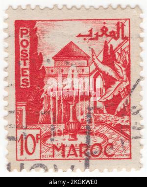 MAROCCO FRANCESE - 1949: Un francobollo rosso brillante da 10 franchi raffigurante il Giardino, Meknes, è una delle quattro città imperiali del Marocco, situata nel nord del Marocco centrale e la sesta città più grande per popolazione del regno. Fondata nel 11th ° secolo dagli Almoravidi come insediamento militare, Meknes divenne la capitale del Marocco sotto il regno del sultano Moulay Ismail (1672-1727), figlio del fondatore della dinastia Alaouite. Moulay Ismail creò un massiccio palazzo imperiale e dotò la città di ampie fortificazioni e porte monumentali Foto Stock