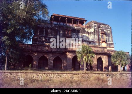 Kaliadeh Palace è un palazzo situato sulle rive di Shipra in Ujjain, Madhya Pradesh. E' uno dei piu' famosi monumenti storici di Ujjain. Il palazzo fu costruito dal sultano di Mandu nel 1458 d.C. durante il tempo di Mahmud Khilji. La cupola centrale del palazzo è uno splendido esempio di architettura persiana. India Foto Stock