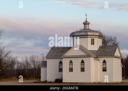 Una bella vista del Sacro cuore di Gesù Chiesa cattolica Ucraina sulle praterie con le nuvole Foto Stock