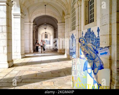 Monastero di Sao Vicente de Fora, con il bel 18th ° secolo Azulejo blu e piastrelle di marmo Lisbona, Portogallo, Europa Foto Stock