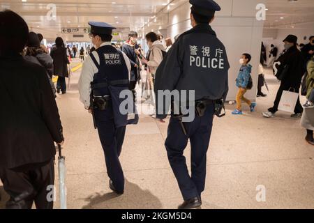 Tokyo, Giappone. 23rd Nov 2022. Pattugliamento degli ufficiali di polizia metropolitani di Tokyo Stazione di Shinjuku (Æ-°å®¿é§…) La stazione ferroviaria più trafficata al mondo per volume di passeggeri, con linee sui treni JR East e Tokyo Metro a transito rapido in una giornata di pioggia. Ora di punta, passeggeri, mobilità urbana, Landmarks.Japan ha recentemente riaperto al turismo dopo oltre due anni di divieti di viaggio a causa della pandemia COVID-19. Lo Yen (JPY) si è notevolmente deprezzato nei confronti del dollaro USA, creando turbolenze economiche per il commercio internazionale e l'economia giapponese. (Credit Image: © Taidgh Barron/ZUMA Press Wire) Foto Stock