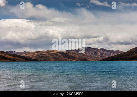 Uno splendido scenario del lago Yamdrok nella Contea di Gongga, Tibet, Cina Foto Stock