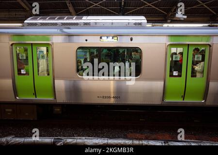 Tokyo, Giappone. 23rd Nov 2022. Un treno della linea JR East Yamanote (å±±Æ¿·š) diretto a Ikebukuro, Tabata, Nippori e Ueno alla stazione di Shinjuku (Æ-°å® é§…) durante l'ora di punta serale con passeggeri e pendolari a bordo della linea ferroviaria di transito rapido. Tokyo Metro, mobilità urbana, sostenibilità, trasporti. Il Giappone ha recentemente riaperto al turismo dopo oltre due anni di divieti di viaggio a causa della pandemia COVID-19. Lo Yen (JPY) si è notevolmente deprezzato nei confronti del dollaro USA, creando turbolenze economiche per il commercio internazionale e l'economia giapponese. (Credit Image: © Taidgh Barron/ZUMA Pres Foto Stock