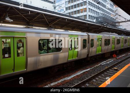 Tokyo, Giappone. 23rd Nov 2022. Un treno della linea JR East Yamanote (å±±Æ¿·š) diretto a Ikebukuro, Tabata, Nippori e Ueno alla stazione di Shinjuku (Æ-°å® é§…) durante l'ora di punta serale con passeggeri e pendolari a bordo della linea ferroviaria di transito rapido. Tokyo Metro, mobilità urbana, sostenibilità, trasporti. Il Giappone ha recentemente riaperto al turismo dopo oltre due anni di divieti di viaggio a causa della pandemia COVID-19. Lo Yen (JPY) si è notevolmente deprezzato nei confronti del dollaro USA, creando turbolenze economiche per il commercio internazionale e l'economia giapponese. (Credit Image: © Taidgh Barron/ZUMA Pres Foto Stock