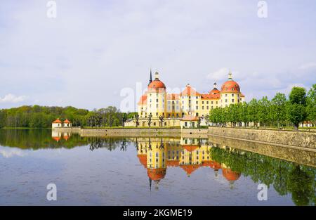 Castello di Moritzburg con lo stagno del castello. Vecchia casa di caccia vicino a Dresda, Moritzburg. Foto Stock