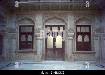 Vijaya Vilas Palace è uno dei famosi palazzo estivo di Jadeja Maharao di Kutch situato sulla spiaggia di mare di Mandvi in Kutch, Gujarat, India. Foto Stock