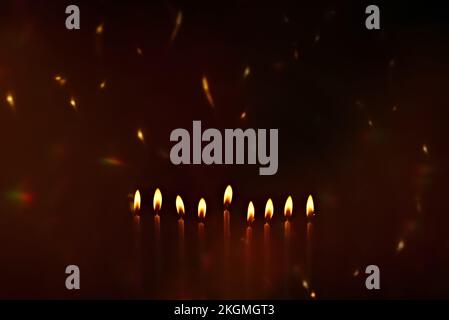 Immagine religiosa della festa ebraica Hanukkah con candele di menorah con scintille dal fuoco nell'aria. Spazio di copia. Posiziona per testo. Foto Stock