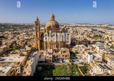 Vista aerea del rondone di Rotunda St. Chiesa di Giovanni Battista a Xewkija, Gozo, Malta. Foto Stock