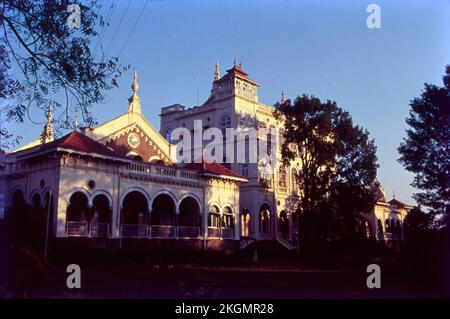 Il Palazzo Aga Khan fu costruito dal Sultano Muhammed Shah Aga Khan III nella città di Pune, in India. Il palazzo è stato un atto di carità del leader spirituale dei musulmani Nizari Ismaili, che volevano aiutare i poveri nelle vicine zone di Pune Foto Stock
