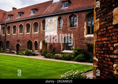 Moondial in Old Court al Queens College, Università di Cambridge, Cambridge, Inghilterra. Foto Stock