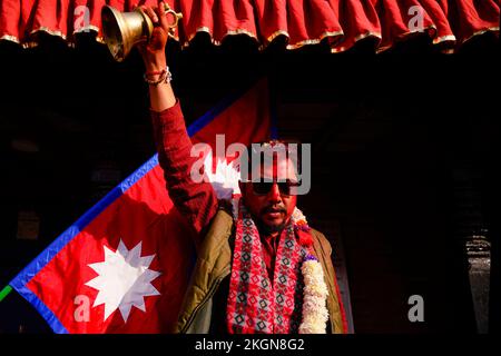 Kathmandu, Nepal. 23rd Nov 2022. BIRAJ BHAKTA SHRESTHA del partito di Rastriya Swatantra tiene una campana durante un rally di vittoria dopo il voto contando i risultati con 10.105 voti vincenti per un posto nella Camera dei rappresentanti da Kathmandu-8 dopo le elezioni generali a Kathmandu, Nepal il mercoledì. (Credit Image: © Skanda Gautam/ZUMA Press Wire) Foto Stock