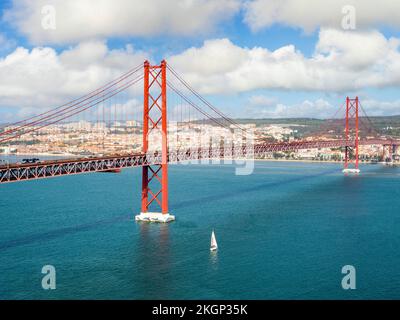 Ponte 25 de Abril, stesso architetto del Golden Gate Bridge a san Francisco California ha una lunghezza totale di 2.277 metri (7.470 piedi), il che lo rende t Foto Stock