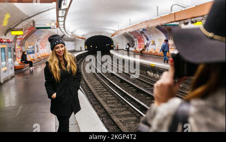 Parigi, Francia, turisti che scattano foto alla piattaforma della stazione della metropolitana Foto Stock