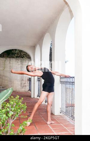 Ballerino praticando da ringhiera sul portico Foto Stock