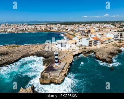 Spagna, Isole Baleari, Colonia de Sant Jordi, veduta aerea della località di villeggiatura sulla costa mediterranea Foto Stock
