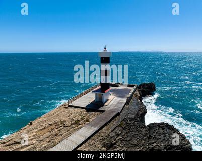 Spagna, Isole Baleari, Colonia de Sant Jordi, veduta aerea del faro sulla costa mediterranea in estate Foto Stock
