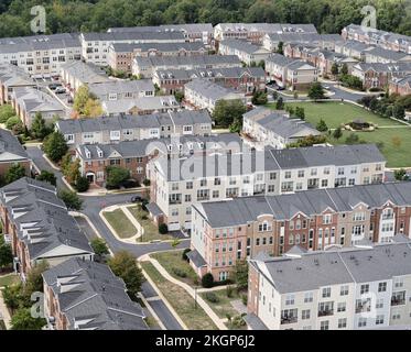 USA, Virginia, Leesburg, vista aerea di case e appartamenti suburbani Foto Stock