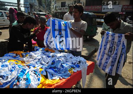 Sylhet, Bangladesh. 22nd Nov 2022. 22 novembre 2022, Sylhet, Bangladesh: Tifosi che acquistano maglia e bandiere della loro squadra di calcio preferita all'esterno del mercato durante la Coppa del mondo FIFA 2022, incontro di oggi tra Argentina vs Arabia Saudita . Quest'anno la Coppa del mondo FIFA sarà ospitata dal Qatar. Il 22 novembre 2022 a Sylhet, Bangladesh (Foto di MD Rafayat Haque Khan/ Eyepix Group/Sipa USA) Credit: Sipa USA/Alamy Live News Foto Stock