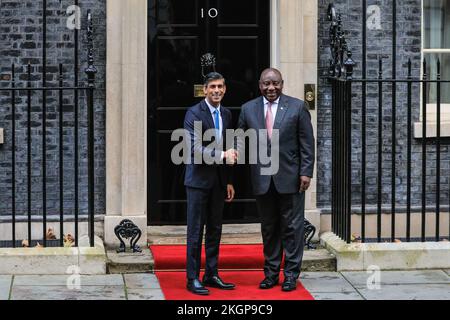 Westminster, Londra, Regno Unito. 23rd Nov 2022. Rishi Sunak, primo ministro del Regno Unito, dà il benvenuto a Cyril Ramaphosa, presidente del Sudafrica, a Downing Street. Ramafosa è in visita ufficiale di stato nel Regno Unito. Credit: Imageplotter/Alamy Live News Foto Stock