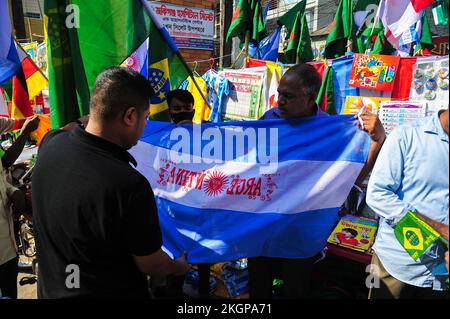 Sylhet, Bangladesh. 22nd Nov 2022. 22 novembre 2022, Sylhet, Bangladesh: Tifosi che acquistano maglia e bandiere della loro squadra di calcio preferita all'esterno del mercato durante la Coppa del mondo FIFA 2022, incontro di oggi tra Argentina vs Arabia Saudita . Quest'anno la Coppa del mondo FIFA sarà ospitata dal Qatar. Il 22 novembre 2022 a Sylhet, Bangladesh (Foto di MD Rafayat Haque Khan/ Eyepix Group/Sipa USA) Credit: Sipa USA/Alamy Live News Foto Stock