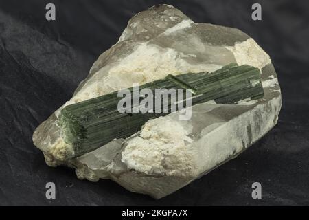 campione minerale di tormalina verde su matrice Foto Stock