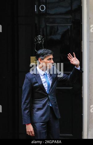 Westminster, Londra, Regno Unito. 23rd Nov 2022. Rishi Sunak, primo ministro del Regno Unito, dà il benvenuto a Cyril Ramaphosa, presidente del Sudafrica, a Downing Street. Ramafosa è in visita ufficiale di stato nel Regno Unito. Credit: Imageplotter/Alamy Live News Foto Stock