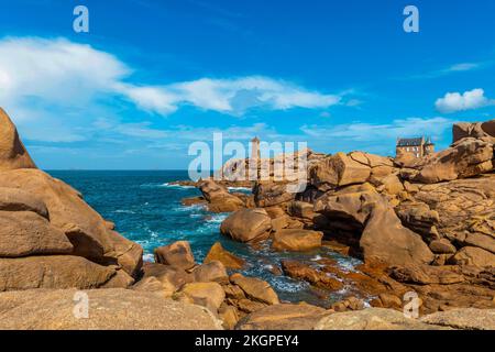Francia, Bretagna, Cotes-dArmor, Cote de Granit Rose con Ploumana Faro in background Foto Stock