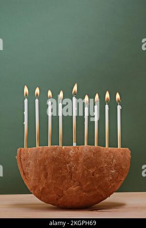 Pane creativo Menorah Hanukkah su un tavolo di legno. Foto Stock