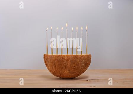 Pane creativo Menorah Hanukkah su un tavolo di legno. Foto Stock