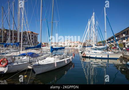 Italia, Friuli Venezia Giulia, grado, Barche a vela ormeggiate nel porto turistico di Porto Mandracchio Foto Stock