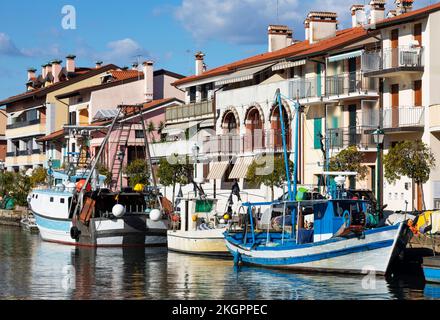 Italia, Friuli Venezia Giulia, grado, Barche ormeggiate lungo il canale della città vecchia Foto Stock