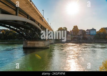 Svizzera, Basilea Città, Basilea, Sole che splende sul ponte di Wettstein Foto Stock