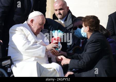 Stato della Città del Vaticano, Vaticano, 23 2022 novembre - (Santa sede) - PAPA FRANCESCO durante l'udienza Generale del Mercoledì in Piazza San PET in Vaticano. Credit Image: © EvandroInetti via ZUMA Wire) (Credit Image: © Evandro Inetti/ZUMA Press Wire) Credit: ZUMA Press, Inc./Alamy Live News Foto Stock