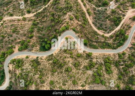 Spagna, Catalogna, Les Garrigues, veduta aerea della strada tortuosa di campagna Foto Stock