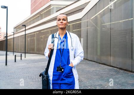 Medico premuroso con borsa a spalla che cammina sul sentiero Foto Stock