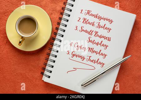 Giorni di shopping dopo il giorno del Ringraziamento - scrittura a mano su un notebook con una tazza di caffè Foto Stock